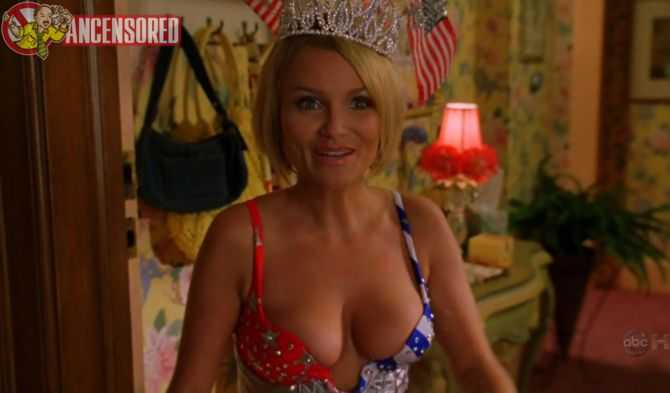 Голая Кристин Ченоуэт фото 6