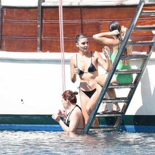 Голая Ханде Эрчел фото 6