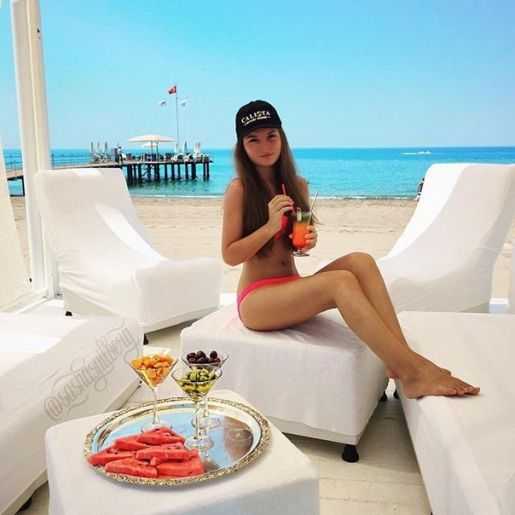 Голая Саша Спилберг фото 6