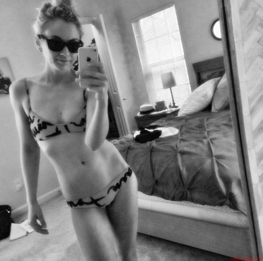 Голая Эмили Кинни фото 1