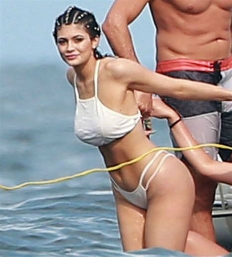 Голая Кайли Дженнер фото 11