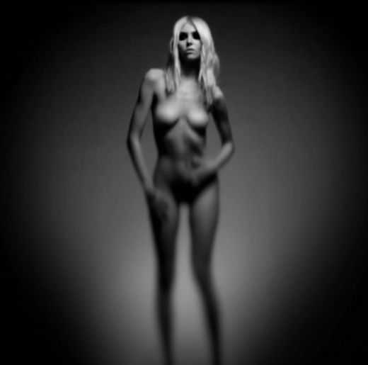 Голая Тейлор Момсен фото 1