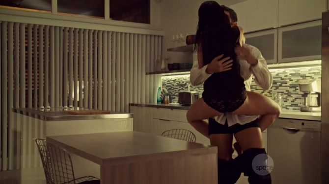 Голая Татьяна Маслани фото 8