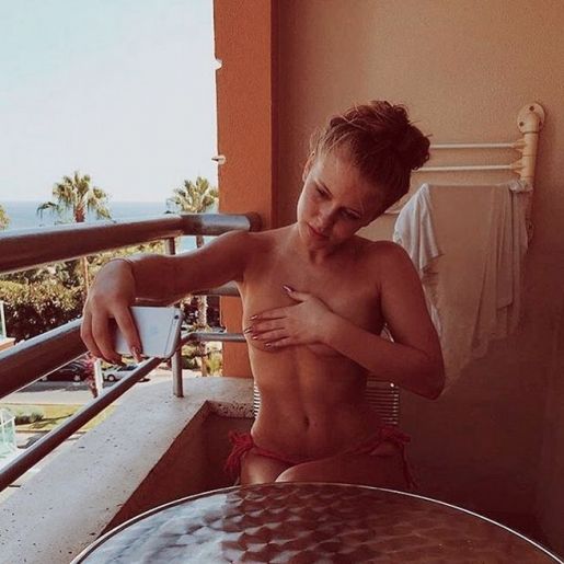 Голая Зара Ларссон фото 4