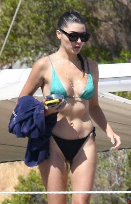 Голая Ханде Эрчел фото 1