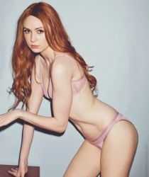 Голая Карен Гиллан