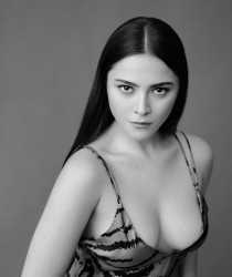 Голая Милана Бру