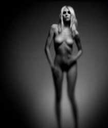 Голая Тейлор Момсен